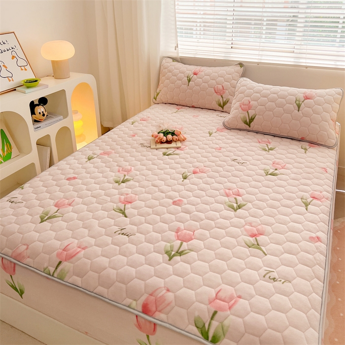 91家纺网 家纺一手货源 找家纺 梦舒羽 2025新款牛奶绒夹棉床笠三件套床罩床单床盖护垫套 花语