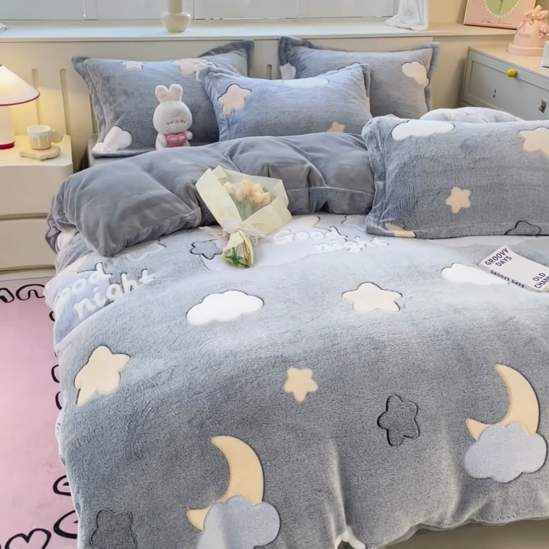 91家纺网 家纺一手货源 找家纺 沐慕 2024新款卡通印花雪花绒四件套加厚牛奶绒四件套 星星月亮