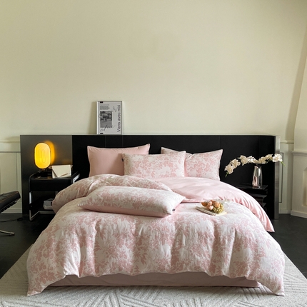 91家纺网 家纺一手货源 找家纺 宜代光年 2024新款开学季60支全棉水洗棉色织提花四件套 繁花-粉