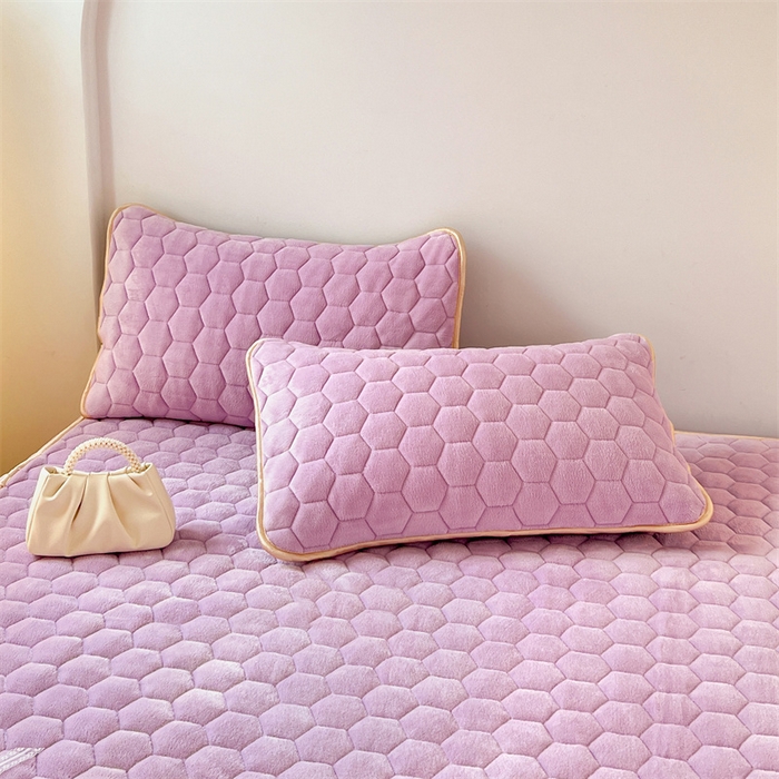 91家纺网 家纺一手货源 找家纺 梦舒羽 2025新款牛奶绒夹棉床笠三件套床罩床单床盖护垫套 香芋紫