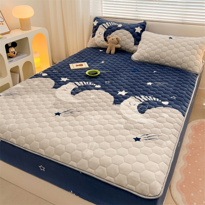 91家纺网 家纺一手货源 找家纺 梦舒羽 2025新款牛奶绒夹棉床笠三件套床罩床单床盖护垫套 月色