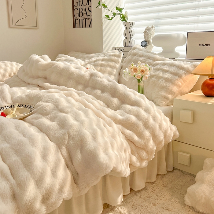 91家纺网 家纺一手货源 找家纺 欧冠家纺 2024秋冬新款纯色泡泡绒和七彩泡泡床裙款四件套 泡泡-奶白色