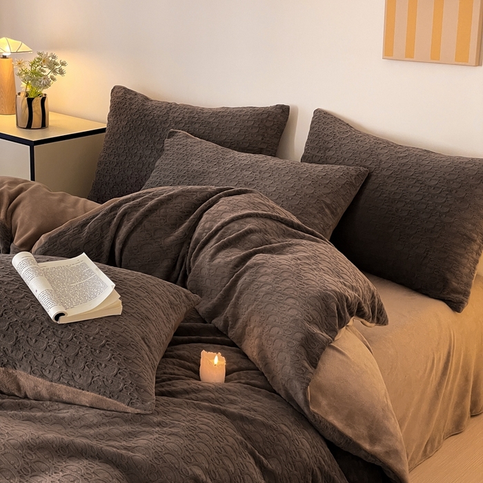 91家纺网 家纺一手货源 找家纺 雅居纺家纺 2024新款简约风雕花绒四件套 米兰-咖