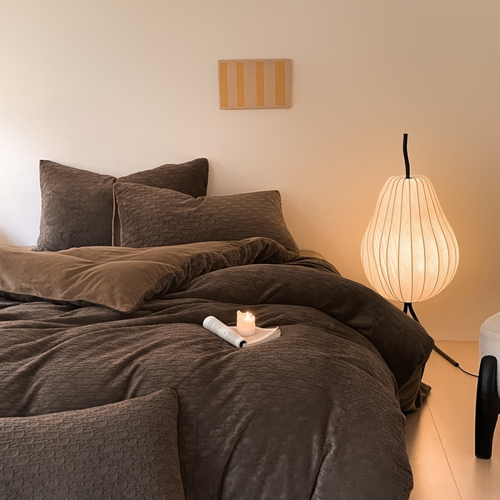 91家纺网 家纺一手货源 找家纺 雅居纺家纺 2024新款简约风雕花绒四件套 米兰-咖