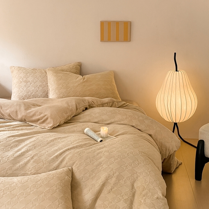 91家纺网 家纺一手货源 找家纺 雅居纺家纺 2024新款简约风雕花绒四件套 绅士-驼色