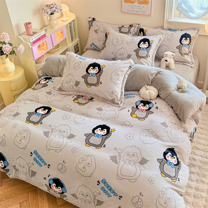 91家纺网 家纺一手货源 找家纺 名兮 2024新款卡通时尚风高克重牛奶绒四件套 企鹅宝宝