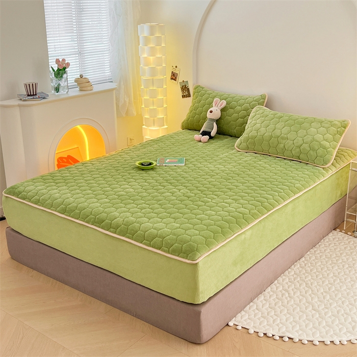 91家纺网 家纺一手货源 找家纺 梦舒羽 2025新款牛奶绒夹棉床笠三件套床罩床单床盖护垫套 抹茶绿