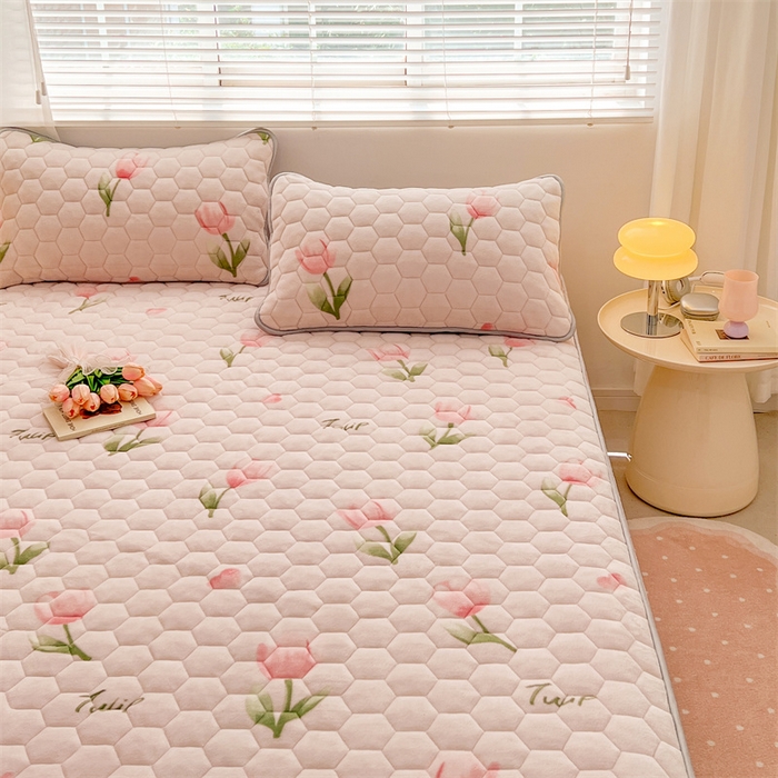 91家纺网 家纺一手货源 找家纺 梦舒羽 2025新款牛奶绒夹棉床笠三件套床罩床单床盖护垫套 花语