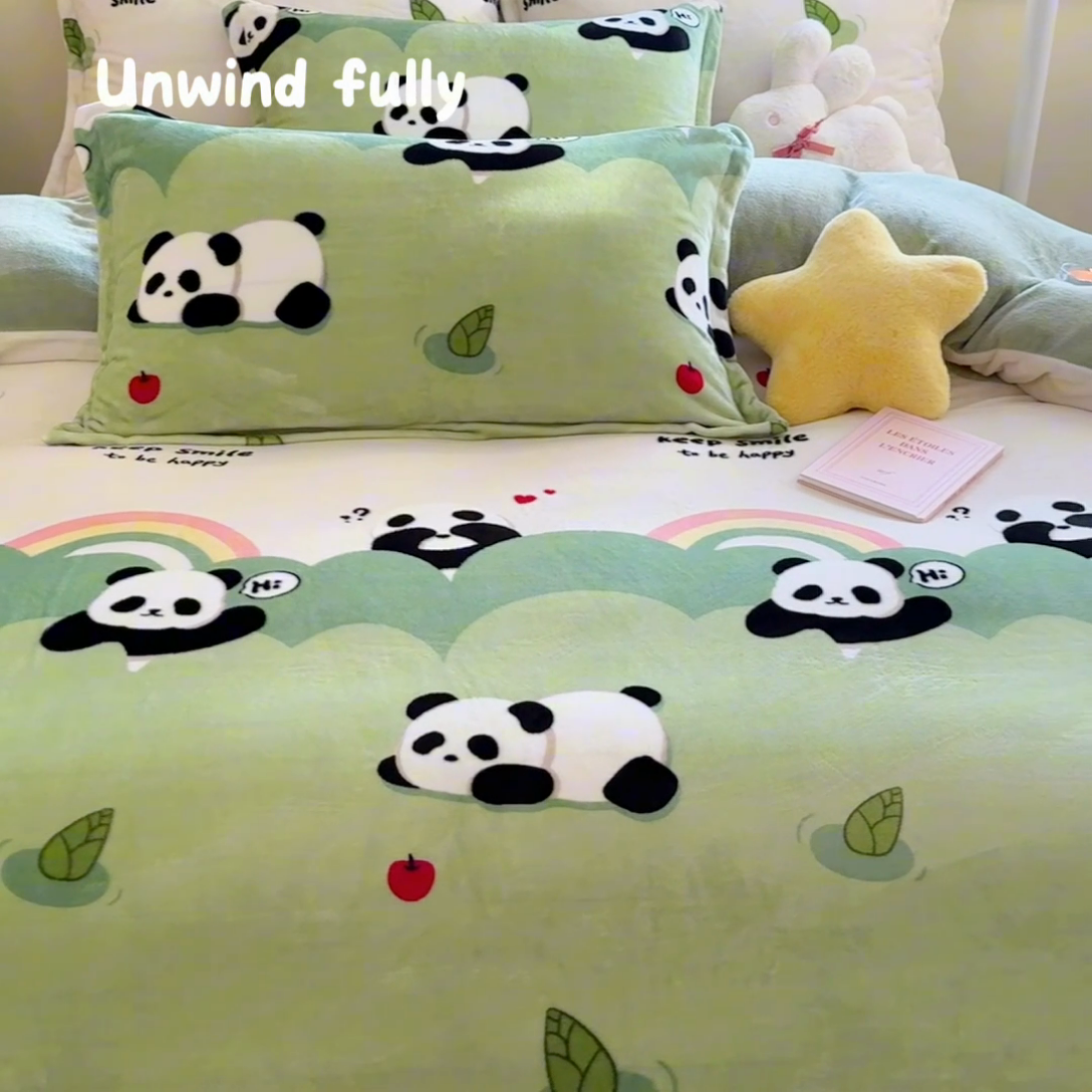 91家纺网 家纺一手货源 找家纺 名兮 2024新款卡通时尚风高克重牛奶绒四件套 彩虹熊猫-果绿