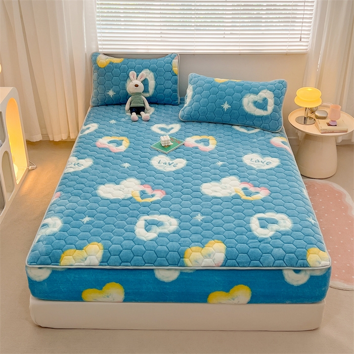 91家纺网 家纺一手货源 找家纺 梦舒羽 2025新款牛奶绒夹棉床笠三件套床罩床单床盖护垫套 彩虹甜心