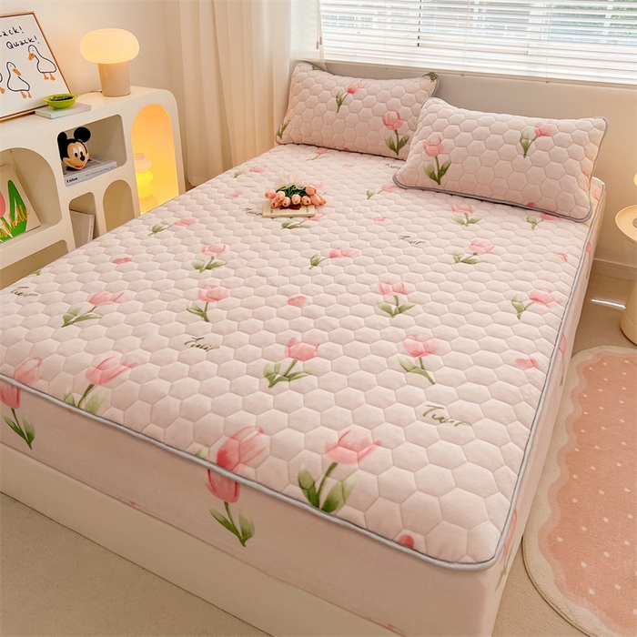 91家纺网 家纺一手货源 找家纺 梦舒羽 2025新款牛奶绒夹棉床笠三件套床罩床单床盖护垫套 花语