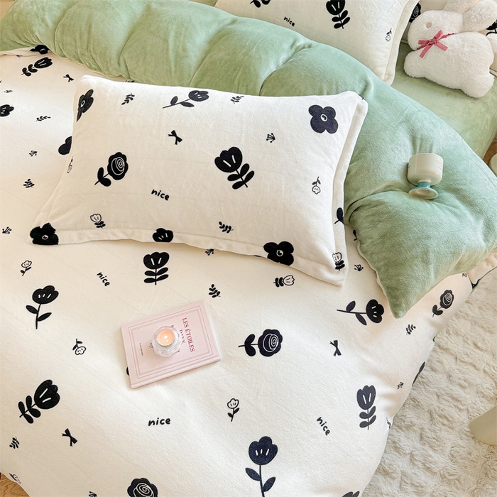 91家纺网 家纺一手货源 找家纺 名兮 2024新款卡通时尚风高克重牛奶绒四件套 花溪