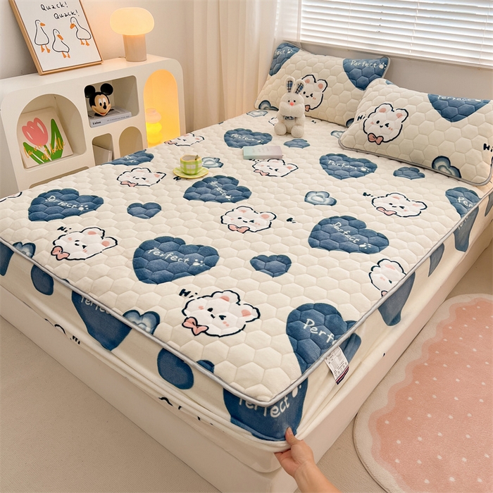 91家纺网 家纺一手货源 找家纺 梦舒羽 2025新款牛奶绒夹棉床笠三件套床罩床单床盖护垫套 爱心兔