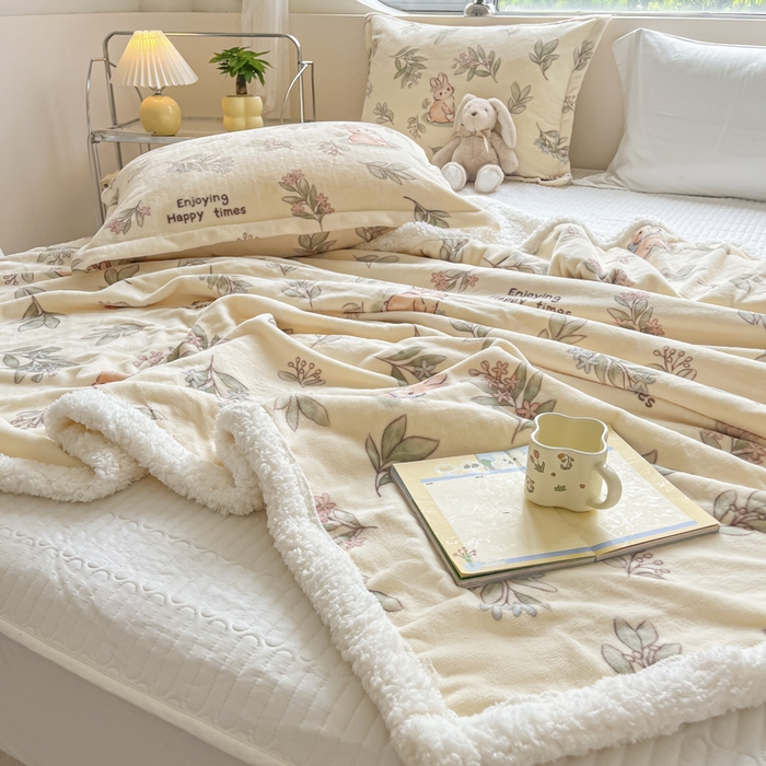 91家纺网 家纺一手货源 找家纺 沐慕 2024新款AB版牛奶绒拼羊羔绒毛毯毯子 毛毯-叶子小兔