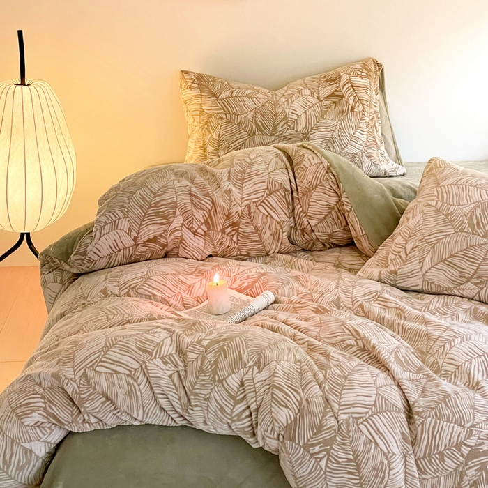 91家纺网 家纺一手货源 找家纺 雅居纺家纺 2024新款花卉雕花绒四件套 深色树叶