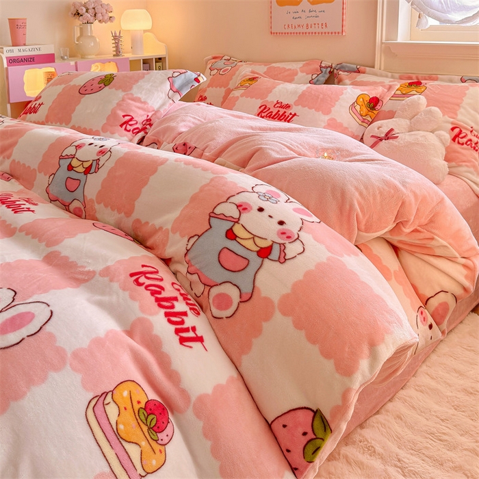 91家纺网 家纺一手货源 找家纺 名兮 2024新款卡通时尚风高克重牛奶绒四件套 格子兔