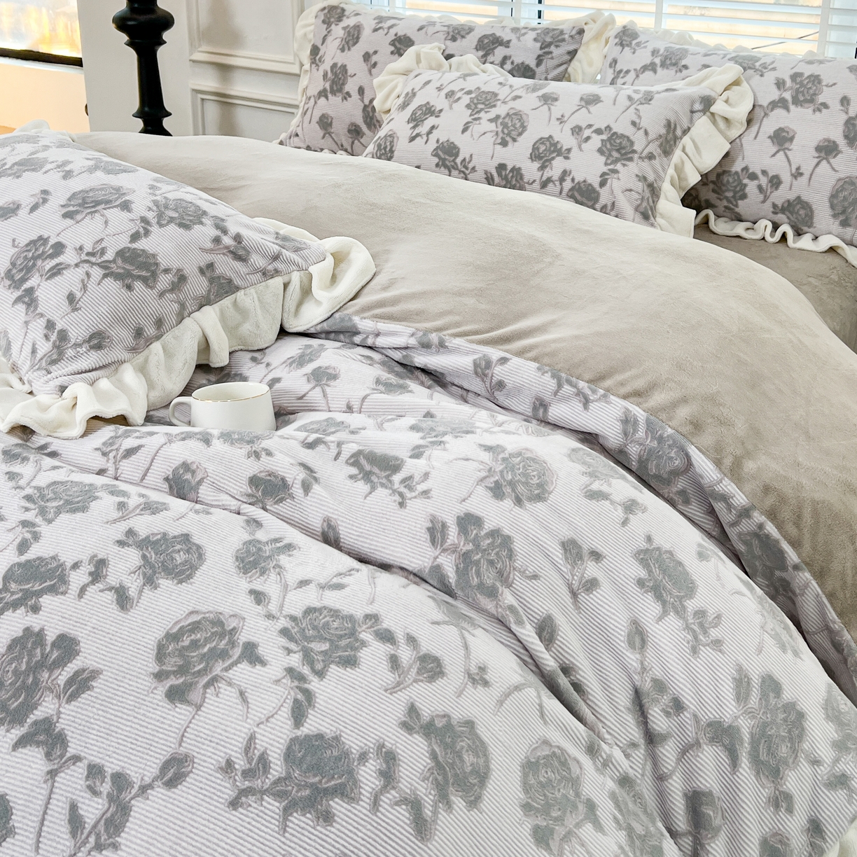 91家纺网 家纺一手货源 找家纺 金麦家纺 2024新款冬日暖阳系列A类牛奶雕花绒四件套 花意浓-灰