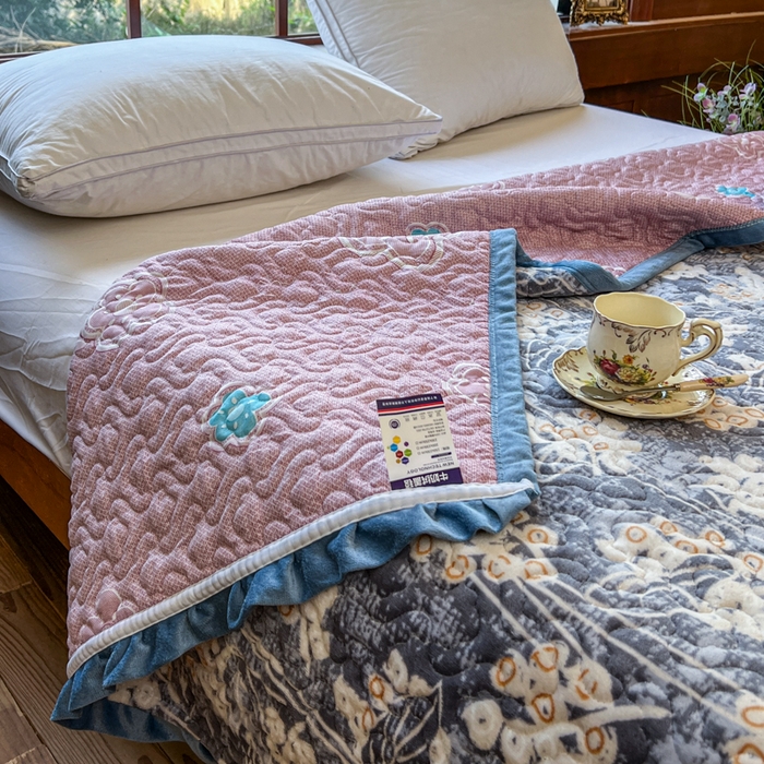 91家纺网 家纺一手货源 找家纺 梵克保罗 2024新款亲肤舒适牛奶绒花边单床盖 流光岁月