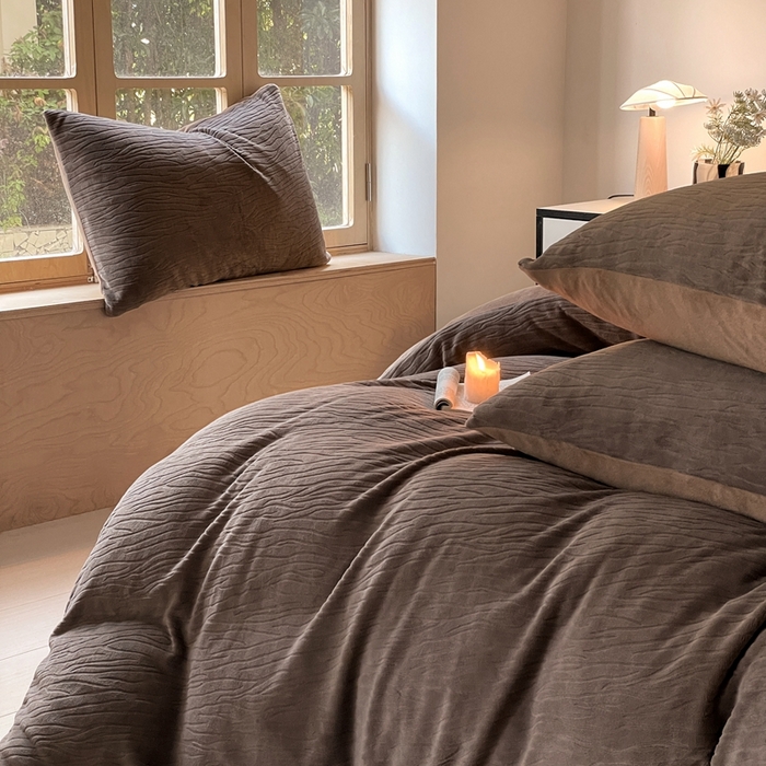 91家纺网 家纺一手货源 找家纺 雅居纺家纺 2024新款简约风雕花绒四件套 威廉-咖