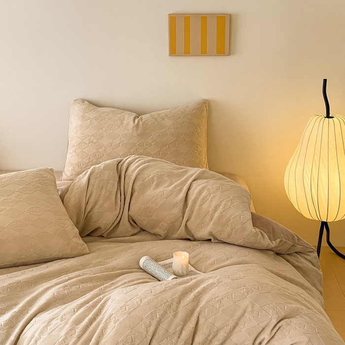 91家纺网 家纺一手货源 找家纺 雅居纺家纺 2024新款简约风雕花绒四件套 绅士-驼色