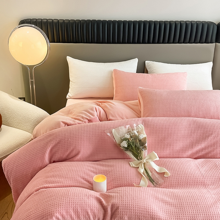 91家纺网 家纺一手货源 找家纺 雅居纺家纺 2024新款简约风雕花绒四件套 华夫格绒-奶油粉