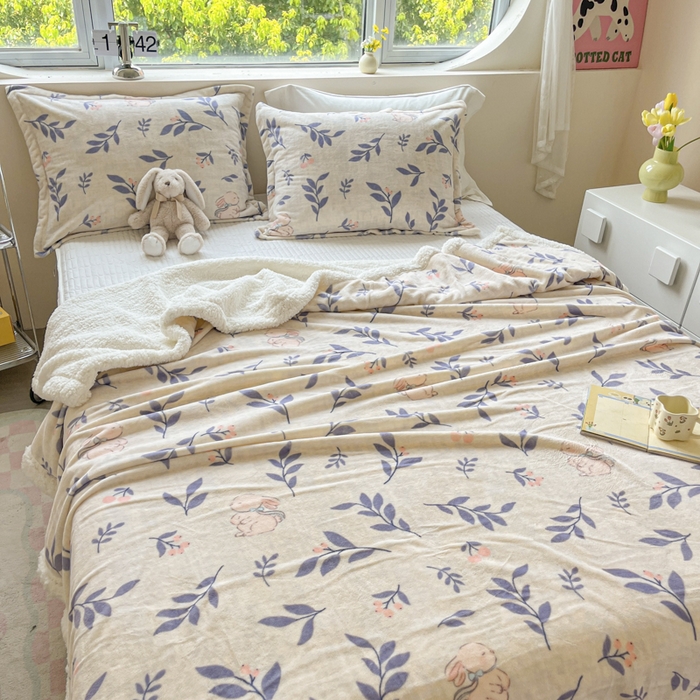 91家纺网 家纺一手货源 找家纺 沐慕 2024新款AB版牛奶绒拼羊羔绒毛毯毯子 毛毯-兔稚