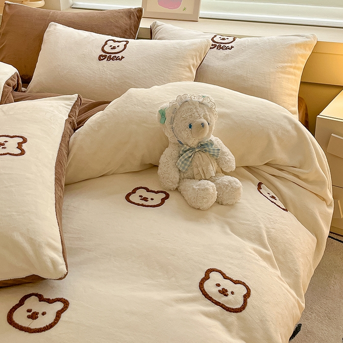 91家纺网 家纺一手货源 找家纺 雅居纺家纺 2024新款高克重牛奶绒毛巾绣四件套 小熊-白咖