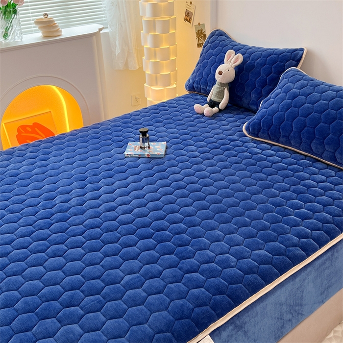 91家纺网 家纺一手货源 找家纺 梦舒羽 2025新款牛奶绒夹棉床笠三件套床罩床单床盖护垫套 星空蓝