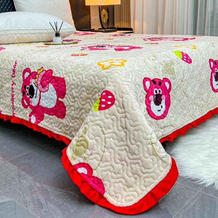 91家纺网 家纺一手货源 找家纺 梵克保罗 2024新款亲肤舒适牛奶绒花边单床盖 草莓熊