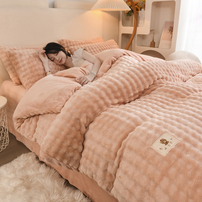 91家纺网 家纺一手货源 找家纺 卡迪亚家纺 2024新款亲肤舒适泡泡绒四件套 玉粉