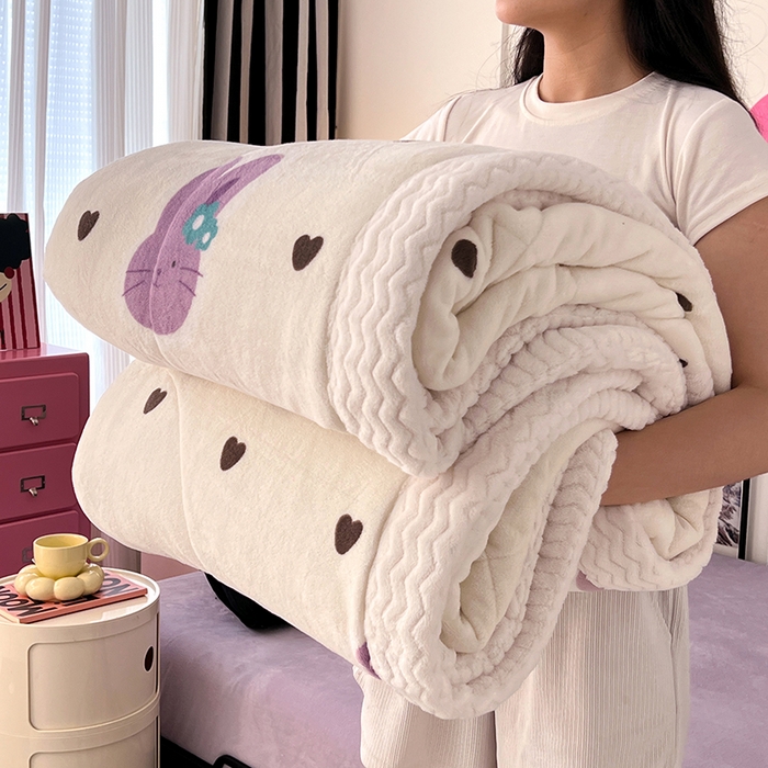 91家纺网 家纺一手货源 找家纺 HL原创 2024新款三层加厚牛奶绒盖毯被毯子 三层加厚盖毯被-紫色草莓兔