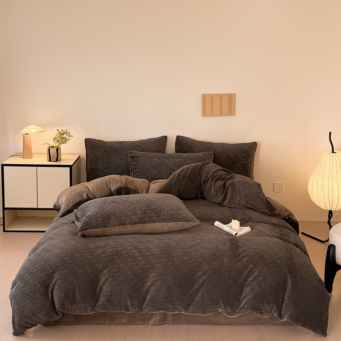 91家纺网 家纺一手货源 找家纺 雅居纺家纺 2024新款简约风雕花绒四件套 米兰-咖