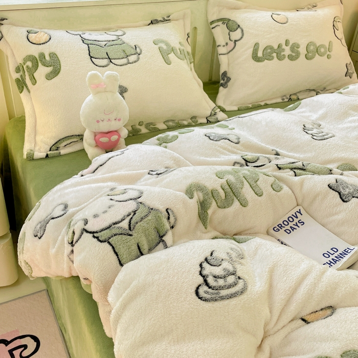 91家纺网 家纺一手货源 找家纺 沐慕 2024新款卡通印花雪花绒四件套加厚牛奶绒四件套 字母萌宠