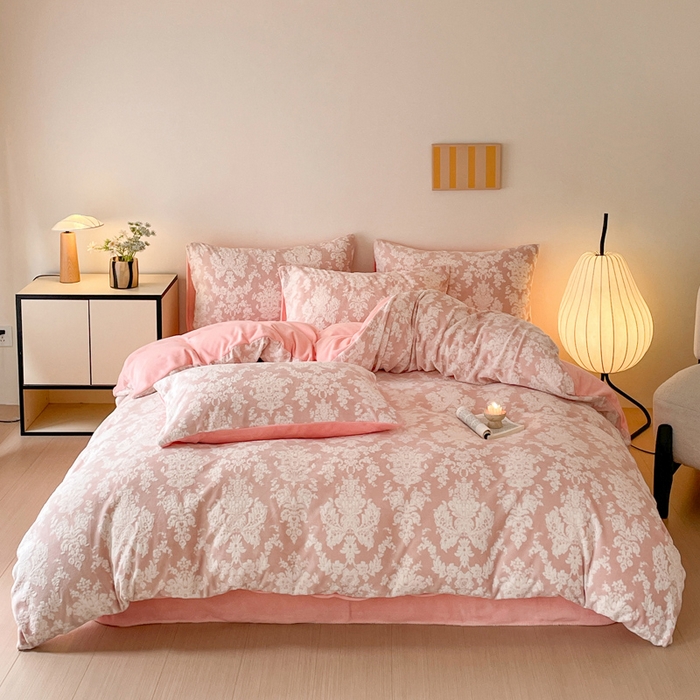 91家纺网 家纺一手货源 找家纺 雅居纺家纺 2024新款花卉雕花绒四件套 欧式粉