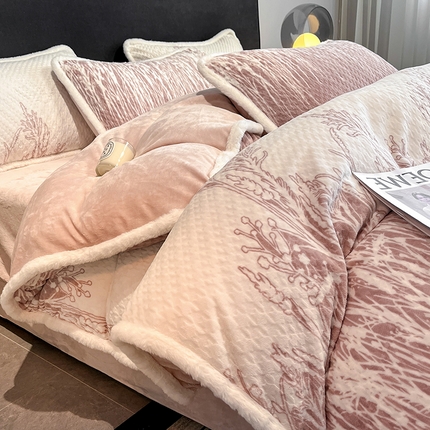 91家纺网 家纺一手货源 找家纺 （总）极简 2024新款兔毛宽包边立体雕好牛奶绒四件套-米莱