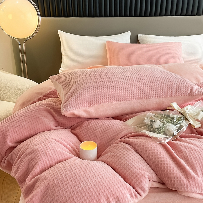 91家纺网 家纺一手货源 找家纺 雅居纺家纺 2024新款简约风雕花绒四件套 华夫格绒-奶油粉