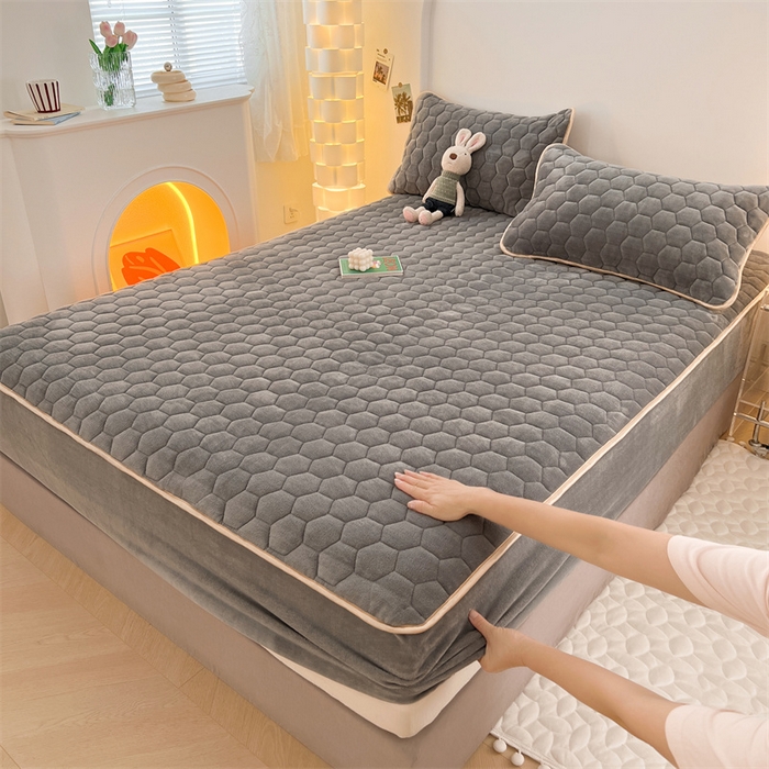 91家纺网 家纺一手货源 找家纺 梦舒羽 2025新款牛奶绒夹棉床笠三件套床罩床单床盖护垫套 山茶灰