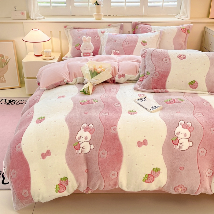 91家纺网 家纺一手货源 找家纺 沐慕 2024新款卡通印花雪花绒四件套加厚牛奶绒四件套 草莓兔