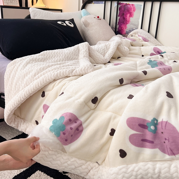 91家纺网 家纺一手货源 找家纺 HL原创 2024新款三层加厚牛奶绒盖毯被毯子 三层加厚盖毯被-紫色草莓兔