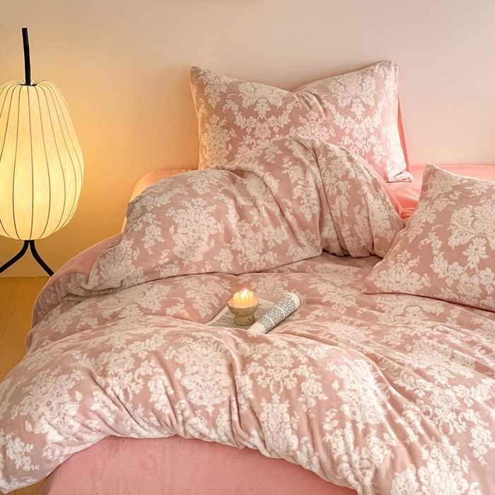 91家纺网 家纺一手货源 找家纺 雅居纺家纺 2024新款花卉雕花绒四件套 欧式粉