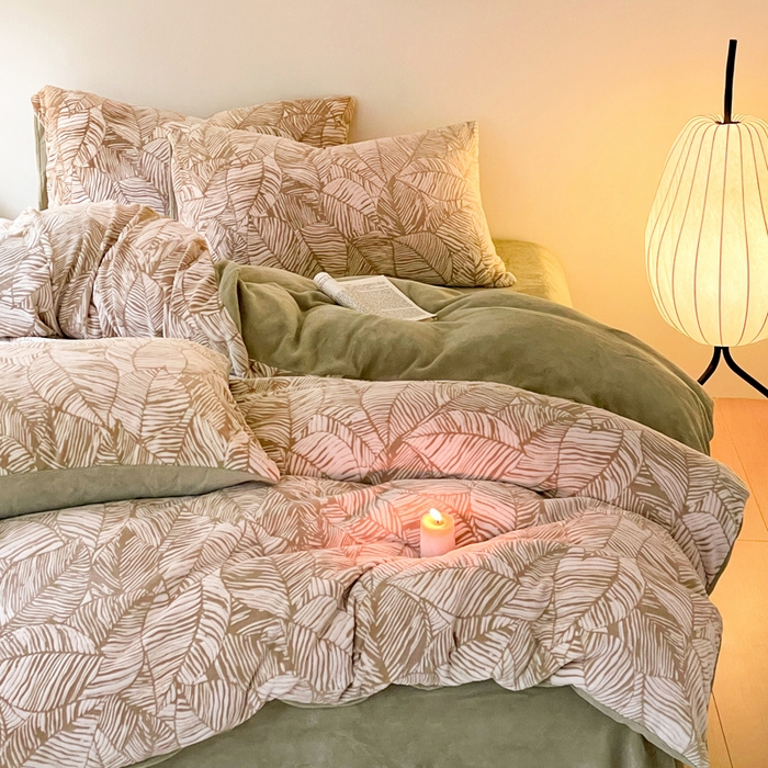 91家纺网 家纺一手货源 找家纺 雅居纺家纺 2024新款花卉雕花绒四件套 深色树叶