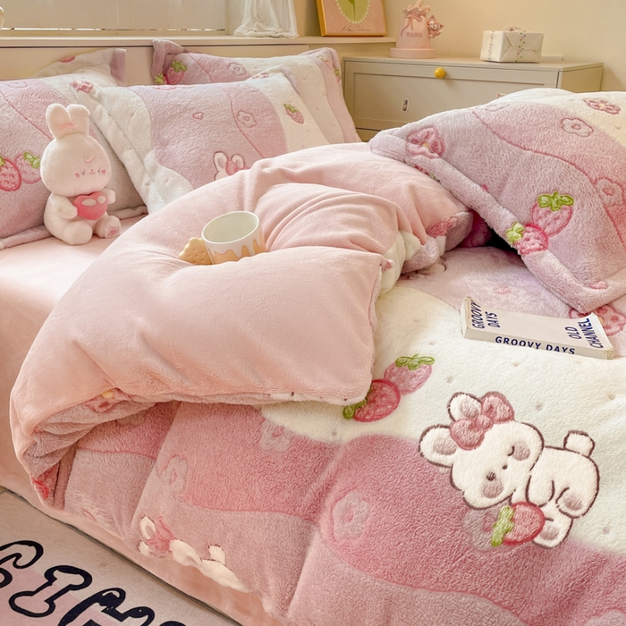 91家纺网 家纺一手货源 找家纺 沐慕 2024新款卡通印花雪花绒四件套加厚牛奶绒四件套 草莓兔