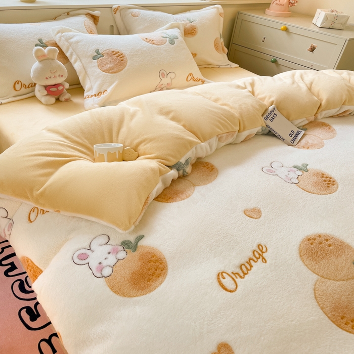 91家纺网 家纺一手货源 找家纺 沐慕 2024新款卡通印花雪花绒四件套加厚牛奶绒四件套 小橘子