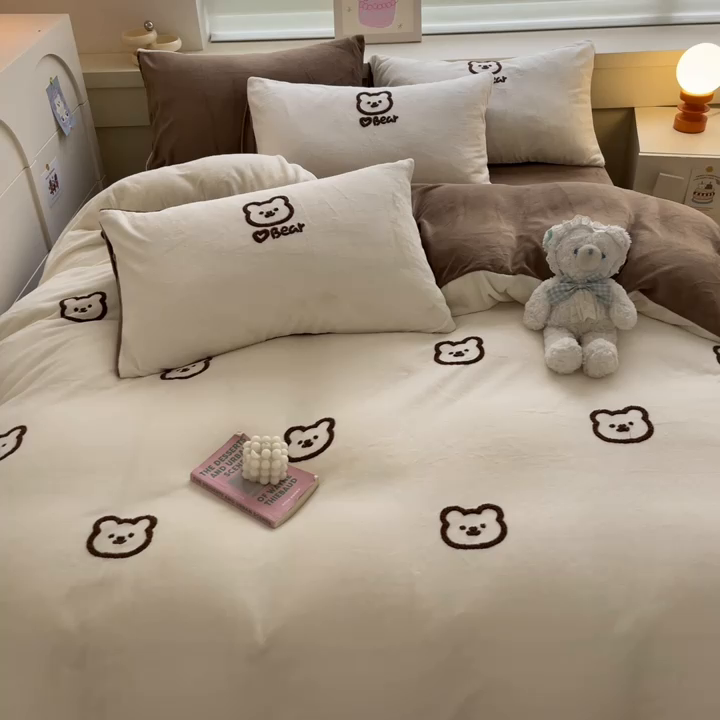91家纺网 家纺一手货源 找家纺 雅居纺家纺 2024新款高克重牛奶绒毛巾绣四件套 小熊-白咖