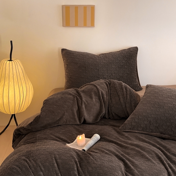 91家纺网 家纺一手货源 找家纺 雅居纺家纺 2024新款简约风雕花绒四件套 米兰-咖