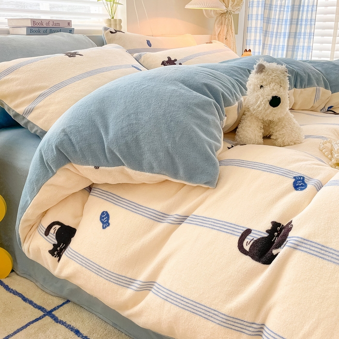 91家纺网 家纺一手货源 找家纺 雅居纺家纺 2024新款高克重印花牛奶绒四件套 蓝条猫咪