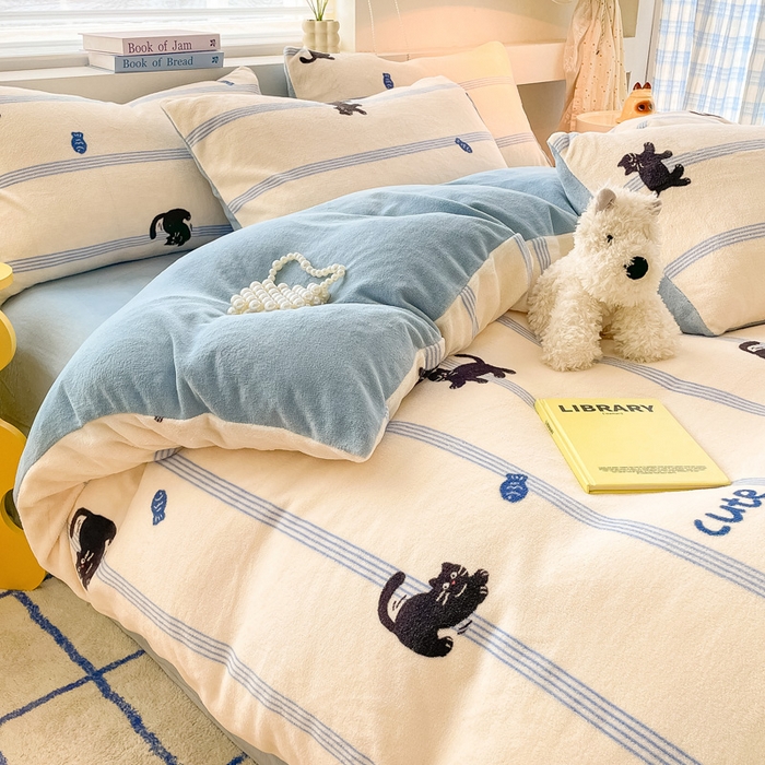 91家纺网 家纺一手货源 找家纺 雅居纺家纺 2024新款高克重印花牛奶绒四件套 蓝条猫咪