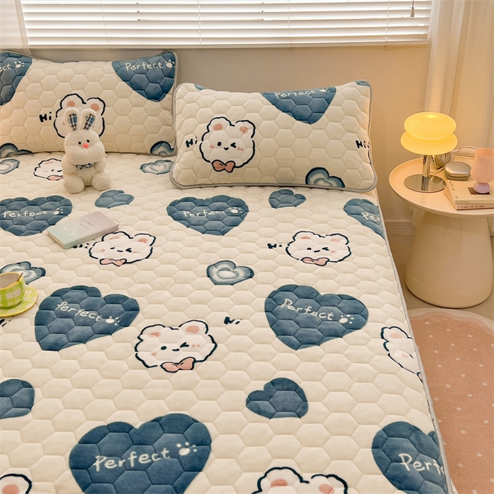 91家纺网 家纺一手货源 找家纺 梦舒羽 2025新款牛奶绒夹棉床笠三件套床罩床单床盖护垫套 爱心兔