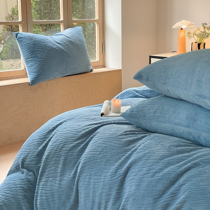 91家纺网 家纺一手货源 找家纺 雅居纺家纺 2024新款简约风雕花绒四件套 威廉-蓝色