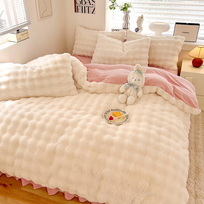 91家纺网 家纺一手货源 找家纺 欧冠家纺 2024秋冬新款纯色泡泡绒和七彩泡泡床裙款四件套 泡泡-粉白